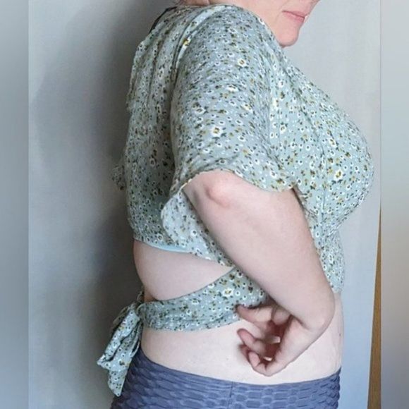 Beautiful Wrap Crop Top 1X Floral Green - Picture 3 of 6